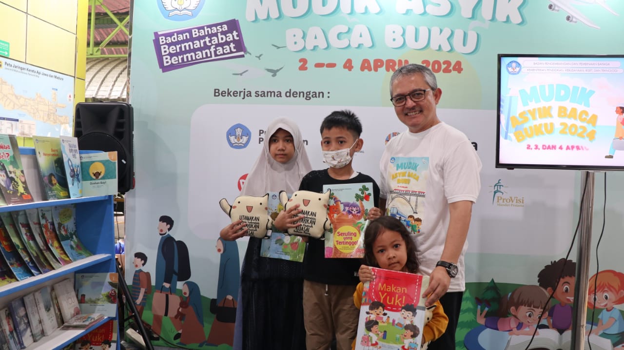 Read more about the article Buku Bacaan Bermutu Kemendikbudristek Jadi Sahabat Literasi Temani Pemudik ke Lubuklinggau