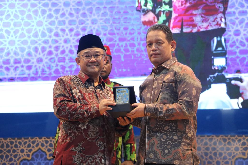 Mendikdasmen bersama Rektor Unismuh Makassar, Dr. Ir. H. Abdul Rakhim Nanda, ST., MT., IPU., ASEAN Eng.
